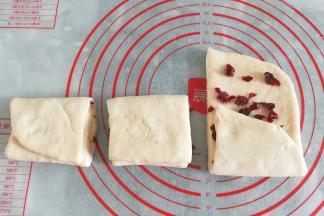 如图把两端分别向中间对折；