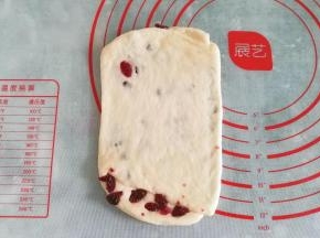 然后纵向擀开；