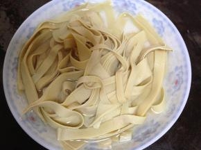 冲入开水浸泡5分钟（可去腥 ）后捞出备用