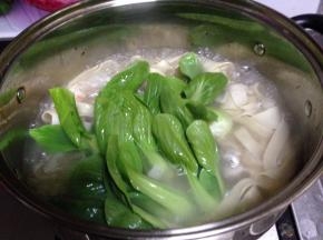 最后放入肉片和菜心，菜心变蔫即可食用（可滴入适量香油）