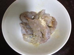用白胡椒粉、盐腌制5分钟后用厨房纸擦干虾表面的水分