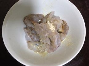 用白胡椒粉、盐腌制5分钟后用厨房纸擦干虾表面的水分