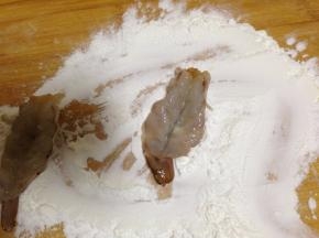 砧板上倒上玉米淀粉摆上虾