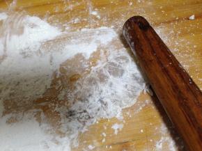 用擀面杖或是瓶子在虾身上反复均匀的排列敲打