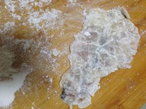 敲打成薄虾片即可（越薄越好）