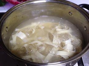 锅内加入鸡汤、糖烧开放入豆皮煮至入味（我用的鸡汤有味道，没有的可用鸡粉调制）