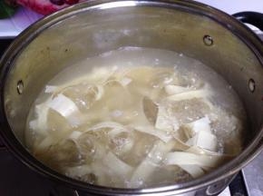锅内加入鸡汤、糖烧开放入豆皮煮至入味（我用的鸡汤有味道，没有的可用鸡粉调制）