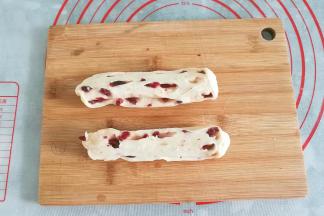 用刀从中间对半切开；