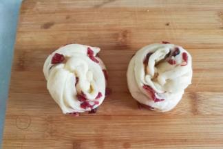 切面朝外卷起来，卷完所有面团后放入六连模中进行二次发酵；（模具提前刷层油）