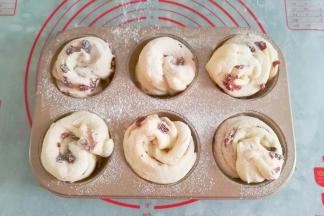 发酵好的面包胚筛上一层高粉（或刷一层全蛋液，我喜欢吃焦脆的外皮，所以筛的高粉），放入预热好的烤箱中层上下火170~180度烤20分钟左右即好。