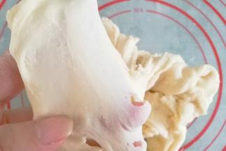 10分钟后，随便扯起一块面团就能轻松撑出薄膜了；