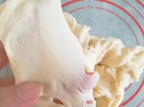 10分钟后，随便扯起一块面团就能轻松撑出薄膜了；
