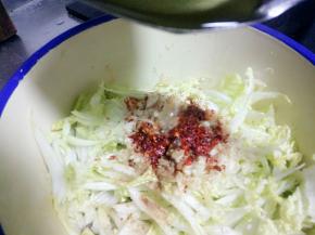 把热油浇在料上