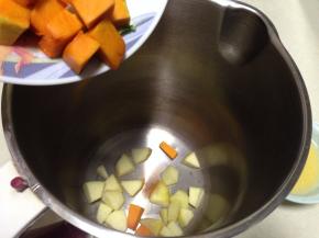 豆浆机加入南瓜和苹果块