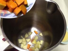 豆浆机加入南瓜和苹果块