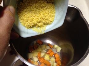 加入小米（泡米的水也要加入）