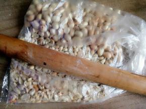 把花生装在保鲜袋里，用擀面杖擀碎，颗粒大小根据自己