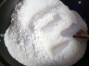 面粉放入不粘锅，中小火