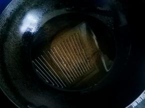 另一个锅里放油，中小火