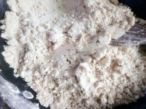 放入面粉