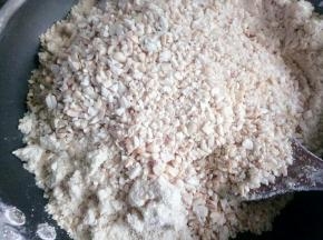 炒的面粉颜色变深，放入花生碎