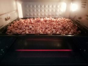 放入烤箱，温度上下火170℃/20分钟，中间要不停的翻动，以免烤糊