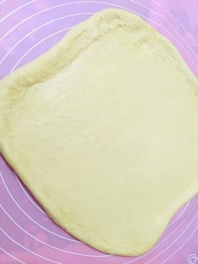 松弛十分钟后擀成0.5厘米厚的片