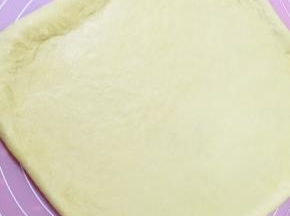 松弛十分钟后擀成0.5厘米厚的片