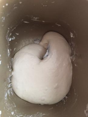 室温发酵，知道面团内充满气体，内部呈蜂窝状