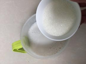 然后加入白砂糖搅拌均匀，冷却后放入冰箱冷藏备用