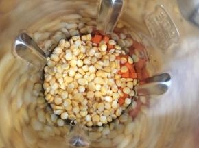 然后将两种材料放入豆浆机中