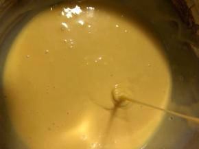 搅拌到提起打蛋器，面糊可以自由滑落，放一边待用