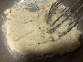 关火，放凉约一分钟，倒入低粉，迅速搅拌至无干粉的状态，手法随意。