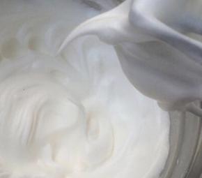 4个蛋白分三次加入糖，打至小弯勾的状态。先1档打到鱼眼状加入一次糖，然后用2档继续打到细腻顺滑时再加入第二次糖，打到湿性发泡时加入第三次糖，最后再用1档整理小气泡，打到如图状态