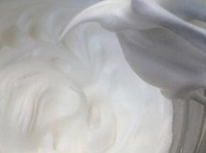 4个蛋白分三次加入糖，打至小弯勾的状态。先1档打到鱼眼状加入一次糖，然后用2档继续打到细腻顺滑时再加入第二次糖，打到湿性发泡时加入第三次糖，最后再用1档整理小气泡，打到如图状态