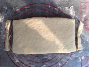 取出后擀长，切去不平整的边角