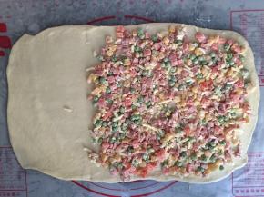 三分之二的面皮放上馅料