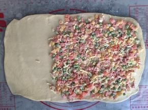 三分之二的面皮放上馅料