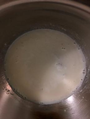 放到燃气灶上小火加热到四周中间起小泡泡，这个过程中要不停的搅拌