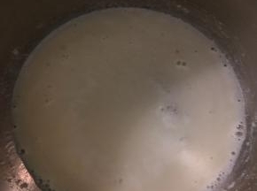 放到燃气灶上小火加热到四周中间起小泡泡，这个过程中要不停的搅拌