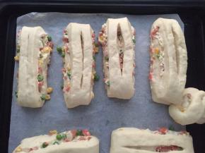 中间切一条口子，放进温暖湿润处进行二发