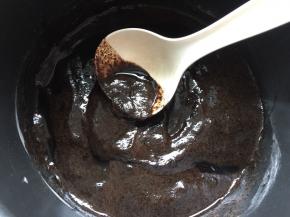 烧仙草粉加少许清水搅拌均匀