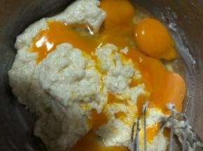 等面糊凉到四五十度时加入一个全蛋和4个蛋黄