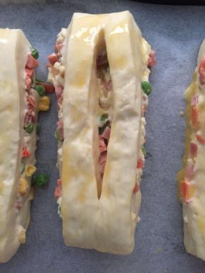 二发结束后，在面包坯上刷上蛋液，“之”字型挤上沙拉酱