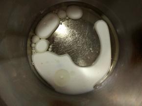 玉米油和牛奶放入可以加热的不锈钢盆中，面粉过筛备用，4个蛋的蛋白和蛋黄分干净、蛋白盖上保鲜膜冷冻