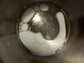 玉米油和牛奶放入可以加热的不锈钢盆中，面粉过筛备用，4个蛋的蛋白和蛋黄分干净、蛋白盖上保鲜膜冷冻