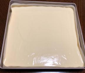 用刮板从中间向四周刮平，用力震几下