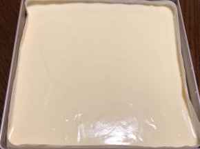 用刮板从中间向四周刮平，用力震几下