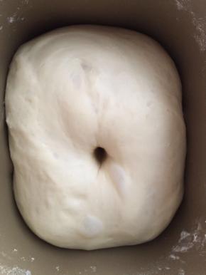 室温下进行基础发酵，发到手指在面团上戳个孔，面团不回缩，就可以了