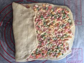 剩余三分之一面皮折过去，另一边也折过来，重叠